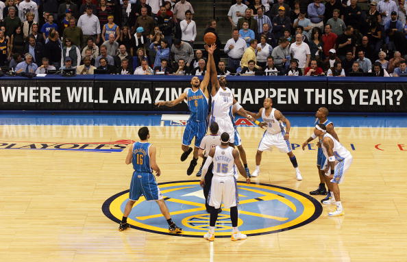 前锋突破射门锁定胜利（前锋强突劲射锁定胜局）