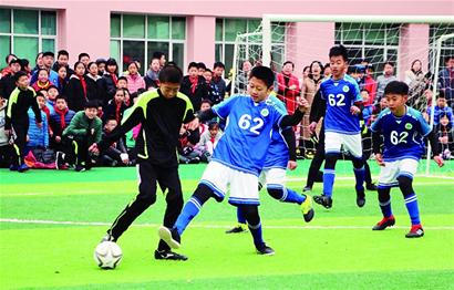 波兰媒体：在得知巴萨的决定前，莱万不会与其他俱乐部谈判（波媒：在明确巴萨决定前，莱万不与其他球队谈判）