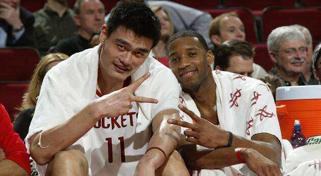 每一拍都是爱心！张江镇这场街区羽毛球比赛挥洒汗水，更温暖人心（挥拍传爱，暖意满城：张江镇街区羽毛球赛热力开打）