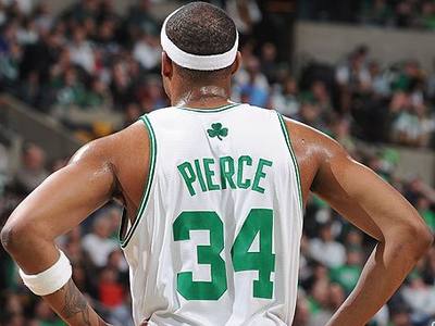 特伦斯·克劳福德因拒缴WBC制裁费被剥夺拳王头衔，引发争议，拳迷对其立场分化，争议持续。（因拒缴WBC制裁费，特伦斯·克劳福德被撤销拳王头衔；风波未息，拳迷立场分化）