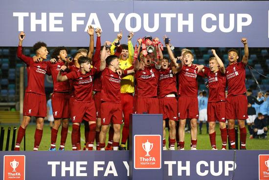 名记：字母哥与队友召开会议，呼吁全队无视外界杂音（名记：字母哥组织队内会议，要求全队屏蔽外界噪音）