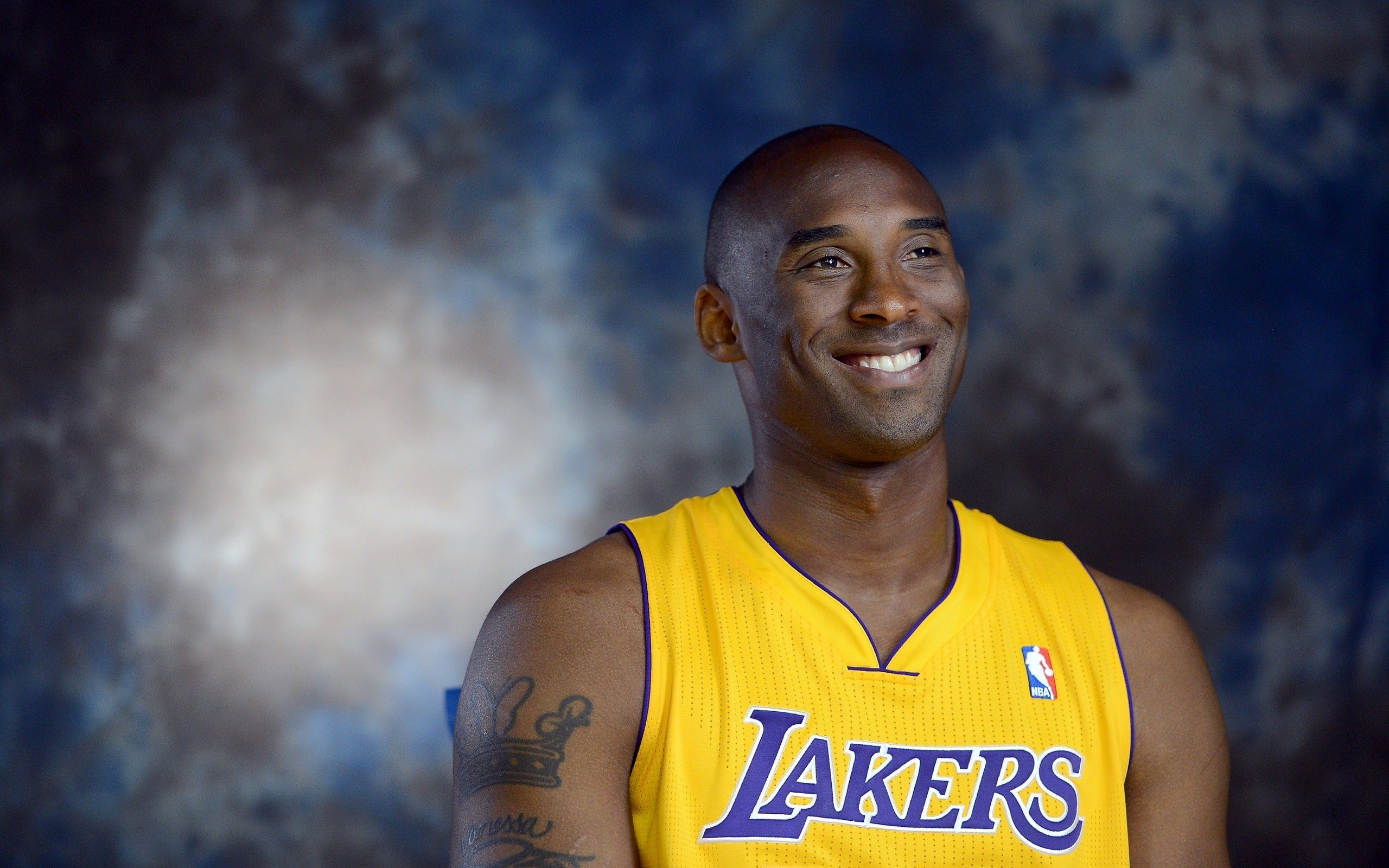 詹姆斯：亚当斯强的离谱，全队人加上教练组、安保才能卡住他（詹姆斯：亚当斯强到离谱，不把全队连同教练组和安保都拉上真拦不住）