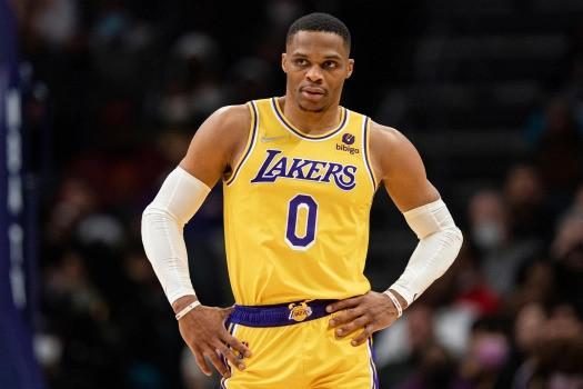 记者：如今国脚级球员税后拿100万甚至几十万年薪越来越普遍（记者：国脚级球员税后年薪百万乃至数十万日趋普遍）