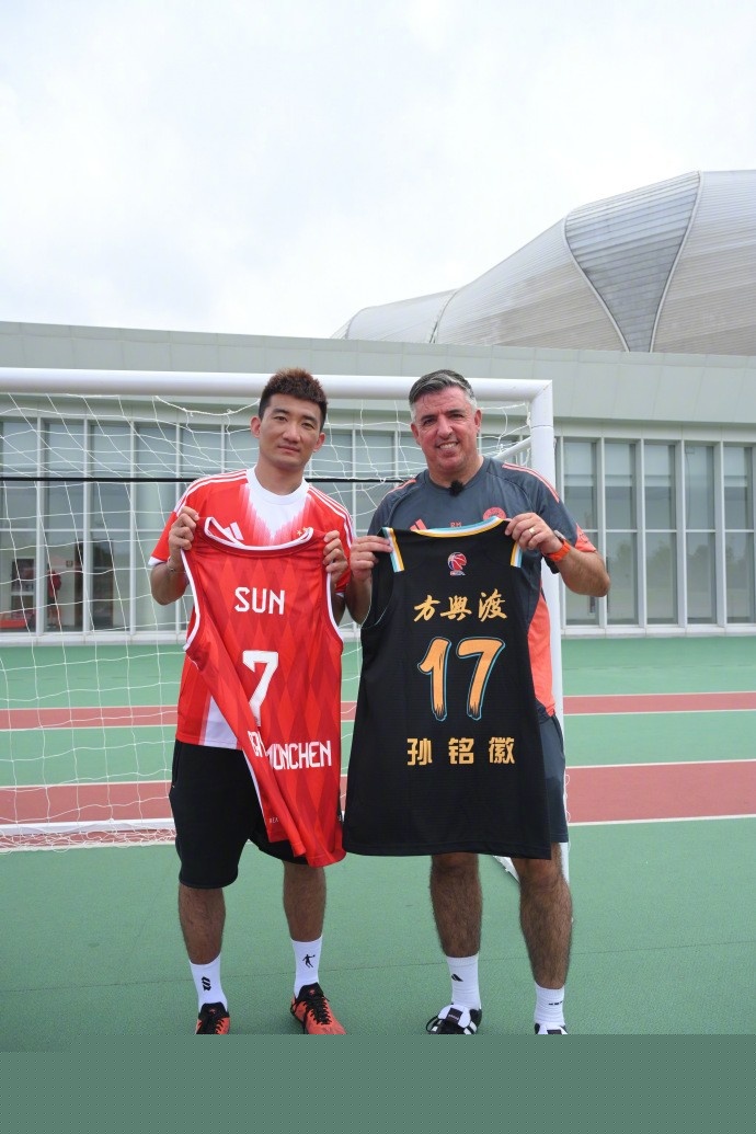 西甲发布冬季新款比赛用球：荧光黄配色，纹理致敬赛车运动（西甲推出冬季比赛用新球：荧光黄主色，纹理灵感致敬赛车运动）